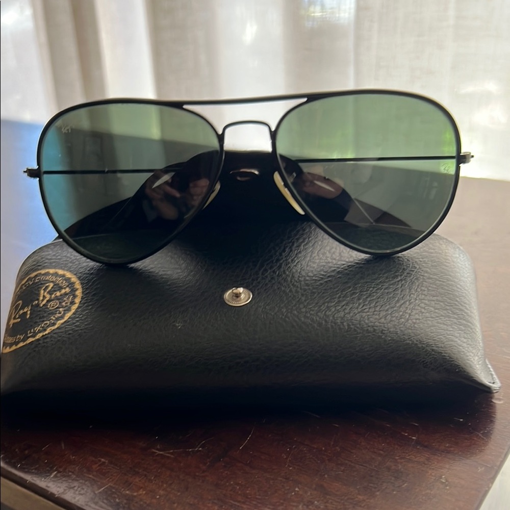Super sporty and cute Ray Ban Aviators.